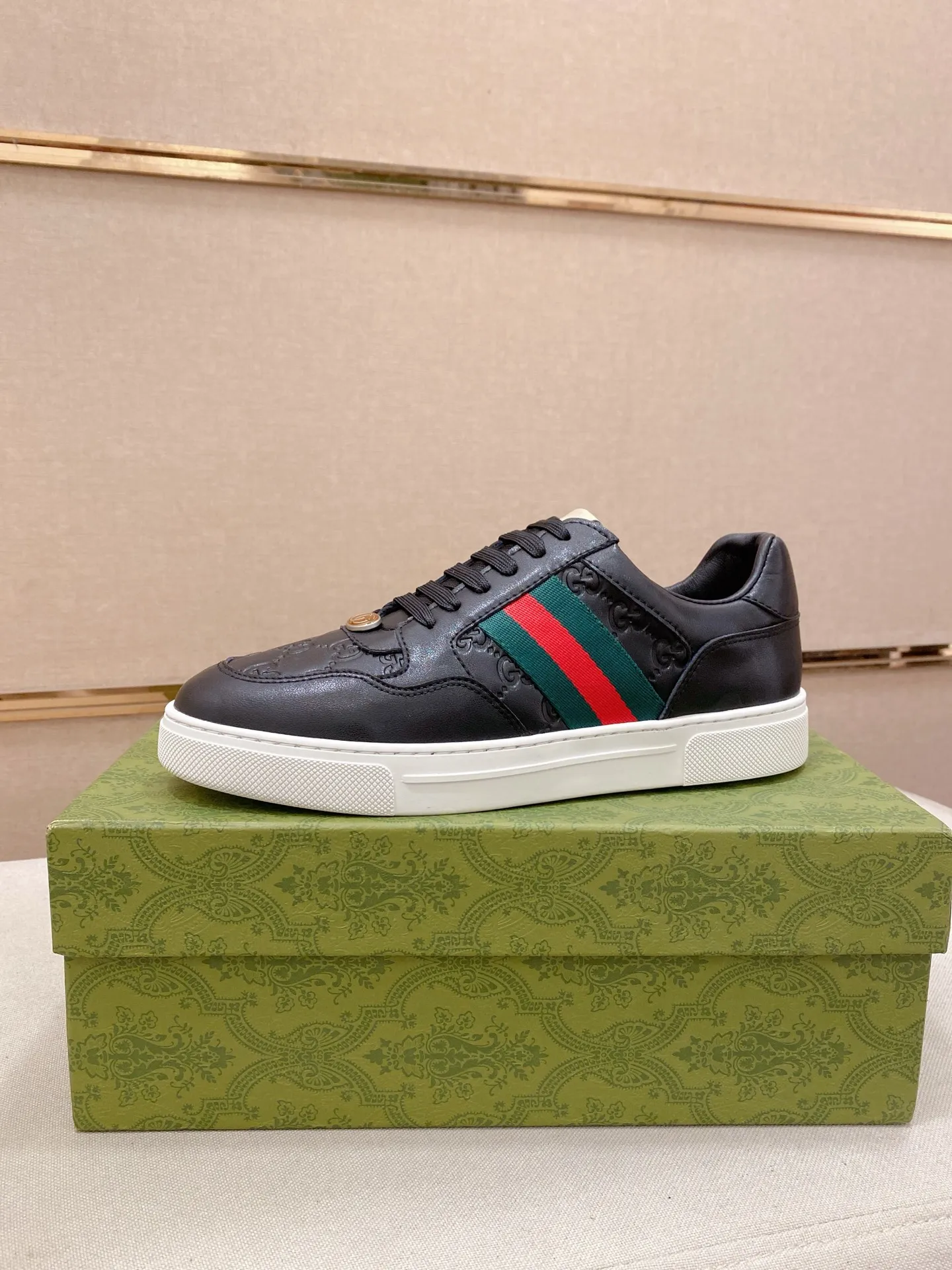 Factory price: 420💰 (GUCCI) The latest model from the official website 🎁🎁Casual and fashionable men's shoes👟, hot style 💥The version is simple and elegant, exclusive for trendy men. Unique official website latest brand elements 👑Gucci original decoration, fashionable and generous, the fabric is original cowhide ✅sheepskin lining, the official website specifies wear-resistant casual outsole, the classic model is taken in kind at the counter🎬38-44 (45 is not returned or exchanged)